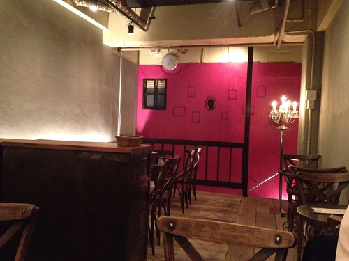 2F席はフランスのカフェ風。@Me Chablis（ムシャブリ）