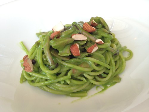 スパゲッティーキノコアーモンド春菊のペーストで＠イルプレージョ