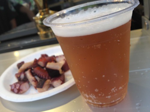 ゴールデンエール&タコのガルシア風@オモハラ・ビア・フォレスト