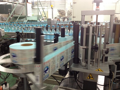 すごい勢いでラベルが貼られます＠木村飲料 浜工場