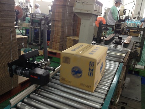 箱詰めは人がやっているみたい＠木村飲料 浜工場