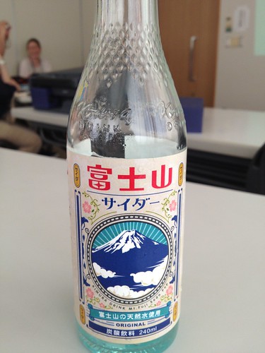 富士山サイダーのボトルは富士山をイメージ