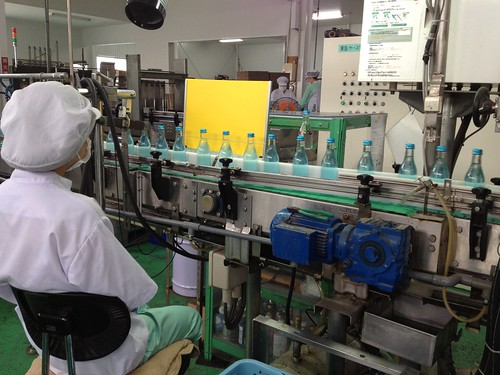 分量の目視確認とのこと＠木村飲料 浜工場