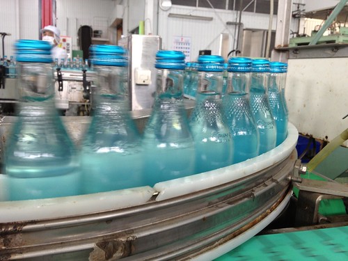 中身が充填されて次の工程に＠木村飲料 浜工場