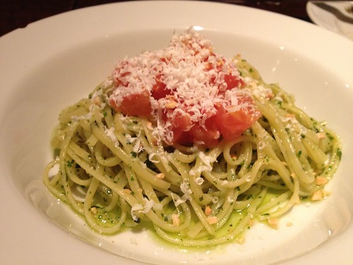 アラビアータに合わせたワインスペツィアーレ ロッソ 2009 サンタ ヴェーネレ SPEZIALE ROSSO 2009 SANTA VENERE@Desse
ちなみに友人のパスタは「リングイネ ペストトラバネーゼ」。ジュノベーゼソースにナッツで香ばしさをプラス。さらにトマトを合わせることでさっぱりといただけます。こちらのパスタには白ワインを合わせていただいておりました。そうなんですこちらのお店、自分が選んだ料理に合わせてワインを提案してくれるんです。こういうスタイルだといろいろなワインが試せるのがすごくいい。
![リングイネ ペストトラバネーゼ@Desse