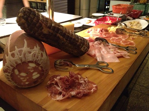 前菜はブッフェ、ハムがこんなに！＠Ventalio