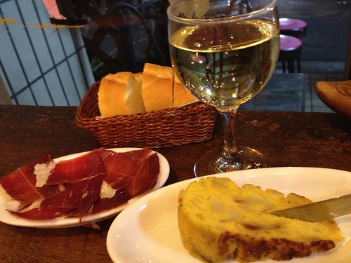 白ワインと生ハムとオムレツ@スペインバル ティオ・ダンジョウ