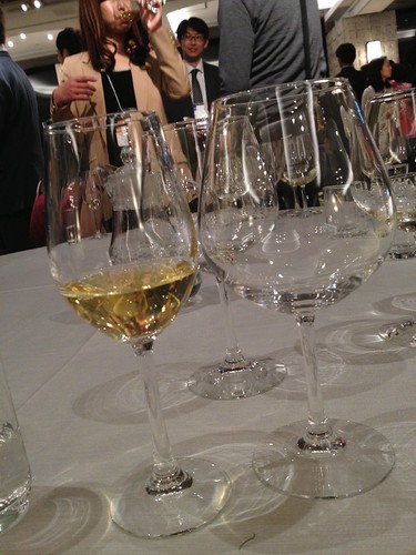 大きなワイングラスに移して香りを楽しみます@TAP&BOXオープニングパーティー