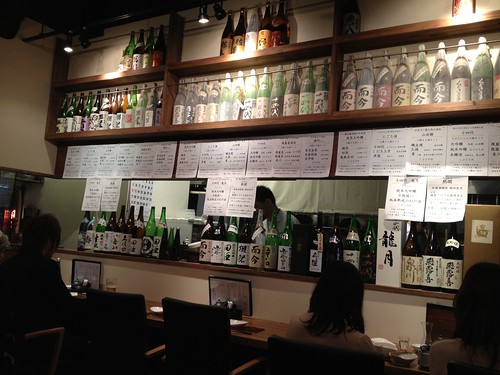 歌舞伎町にある日本酒の品揃えがすてきな居酒屋さん。福島出身の大将がつくる素朴かつ丁寧な料理も好印象！＠居酒屋うまいもん（新宿）