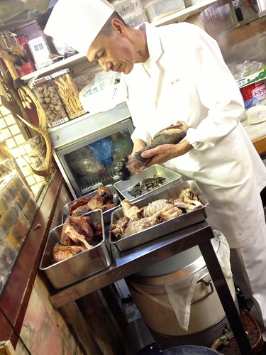 熊の手を仕込みをするシェフw@龍口酒家 本店