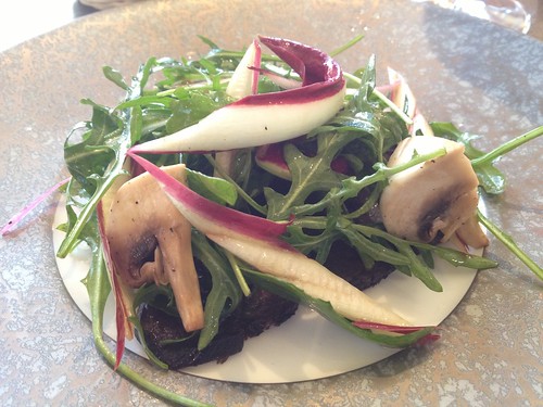 鹿肉の赤ワインマリネ シャンピニオンのサラダを添えて＠ラ スフォリーナ