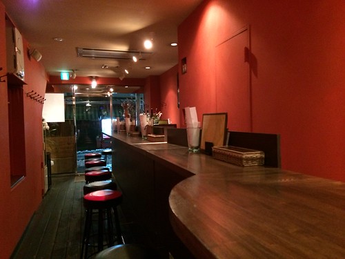 お店の造りを生かした長いカウンター@スペインバル Ocho