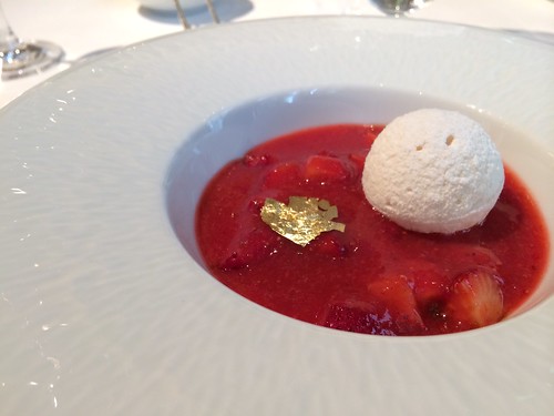 メレンゲと苺のソース＠シェ・イノ