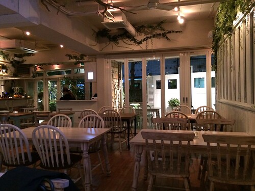 のんべえ女子にも嬉しい、夜でもまったりできるオシャレカフェ。こだわり食材やワインもgoodで、接客もさわやか。＠マザー アース カフェ（恵比寿）