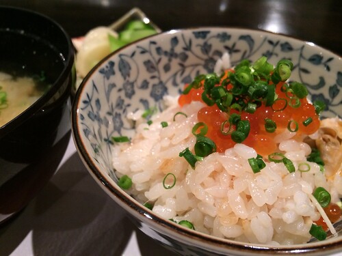 ご飯はいくらをのせて。漬け物、野菜のみそ汁@やさいと、