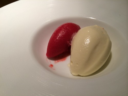 ホワイトチョコのムースとラズベリーのシャーベット＠deco