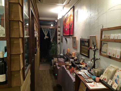 店内は本当に狭いの@ベーシス エー