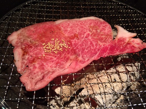 トロける 絹ロース、焼いています＠牛屋 銀兵衛