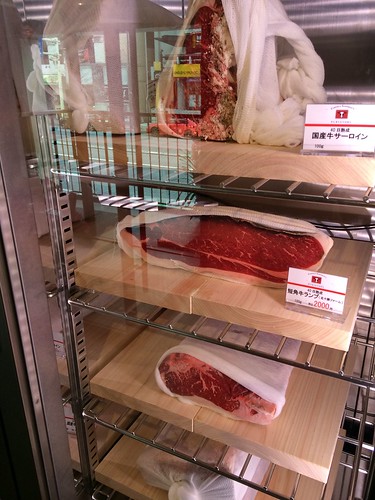 熟成肉のディスプレイ@カルネヤサノマンズ