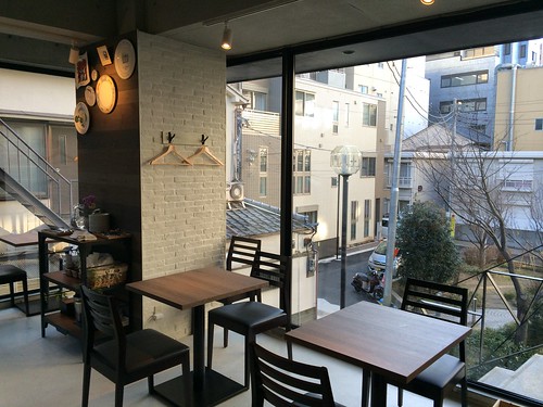 テーブル席は全面ガラス張りで気持ちがいい!@ビズ 神楽坂