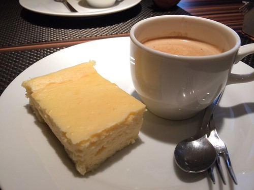 カフェの横にチーズケーキ@エテ