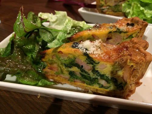 本日のキッシュ、これでハーフサイズ？＠マンジャアモーレ