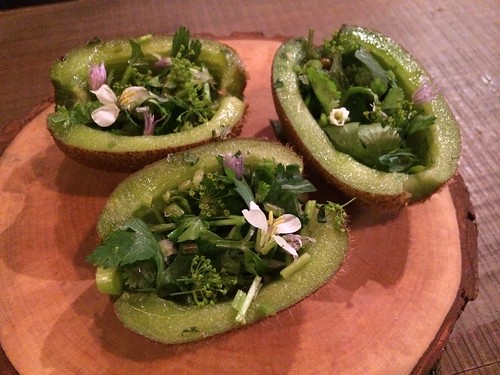 キウイとハーブのサラダ＠サーモンアンドトラウト