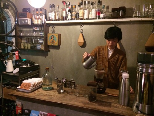 コーヒーを入れてます＠サーモンアンドトラウト