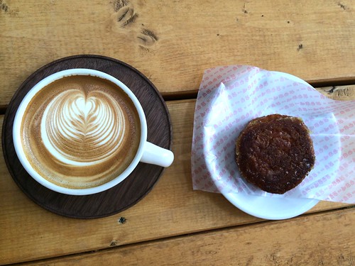 カフェラテとクイニーアマン@パドラーズコーヒー