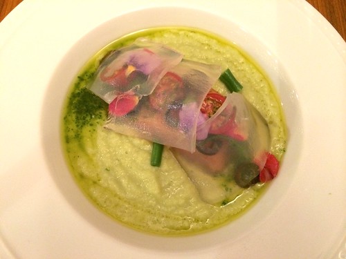 サーモンのミ・キュイとりんごのガスパチョ、昆布だしとレモンのゼリー@tokiya