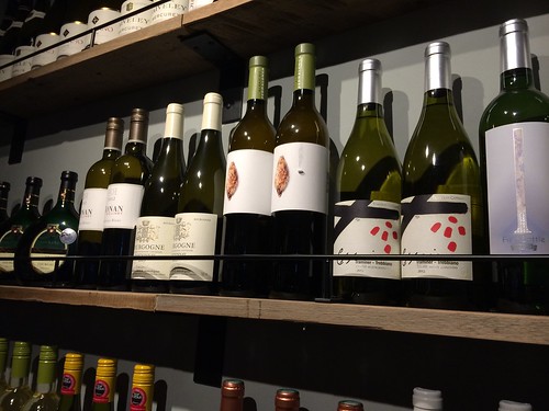 壁にはワイン達が並びます＠HAGARE