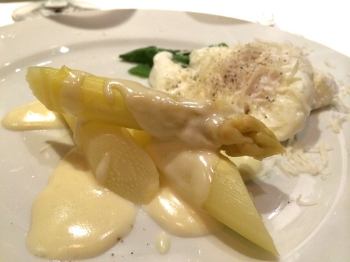 長野県産ホワイトアスパラ　ボイルドエッグ　タレッジオソースとともに＠ヴィア エミリア