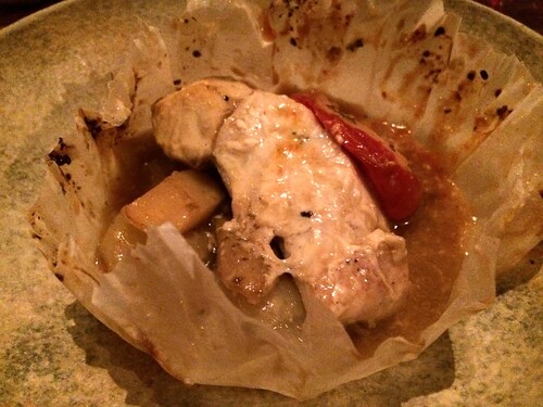 鱸の包み焼き 仔牛のジュ フルーツトマト ペコロス@アンダーズタヴァン