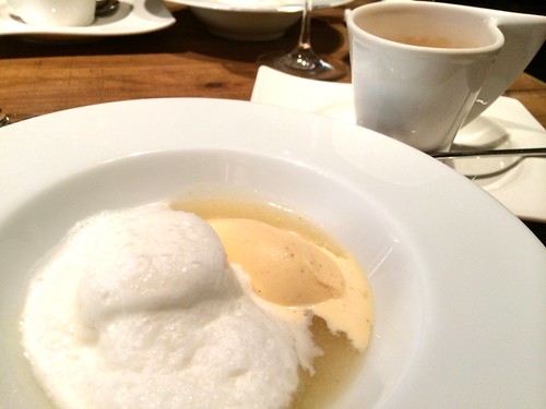 ココナッツのブランマンジュと洋梨のソース＠アトリエ・ド・アイ