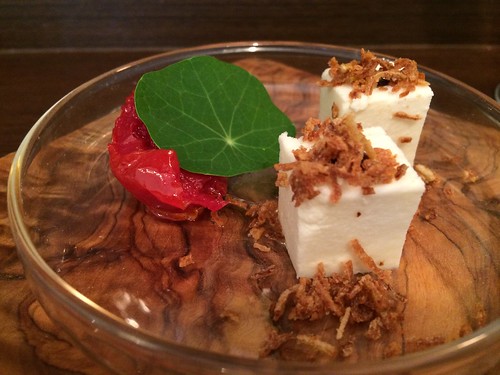 玉ねぎのパンナコッタ バルサミコ酢のソース　トマトのマリネとナスタチウム@イルトラム