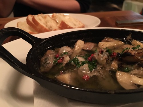 カキとマッシュルームのアヒージョ@ビストロブルー