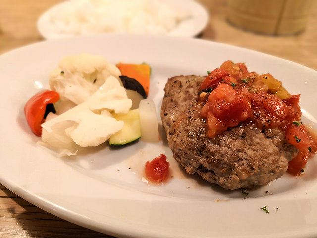 【白金】Smoke & Vegetable Bistro SARU＠スモークが香ばしい、エゾ鹿のハンバーグ。