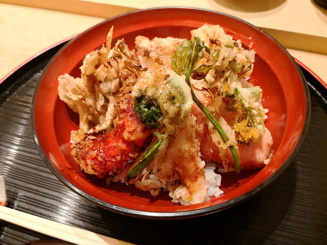 【恵比寿・広尾】紫長＠カウンターのみの小さな和食屋さん。揚げたて天ぷらと半熟卵の春天丼。