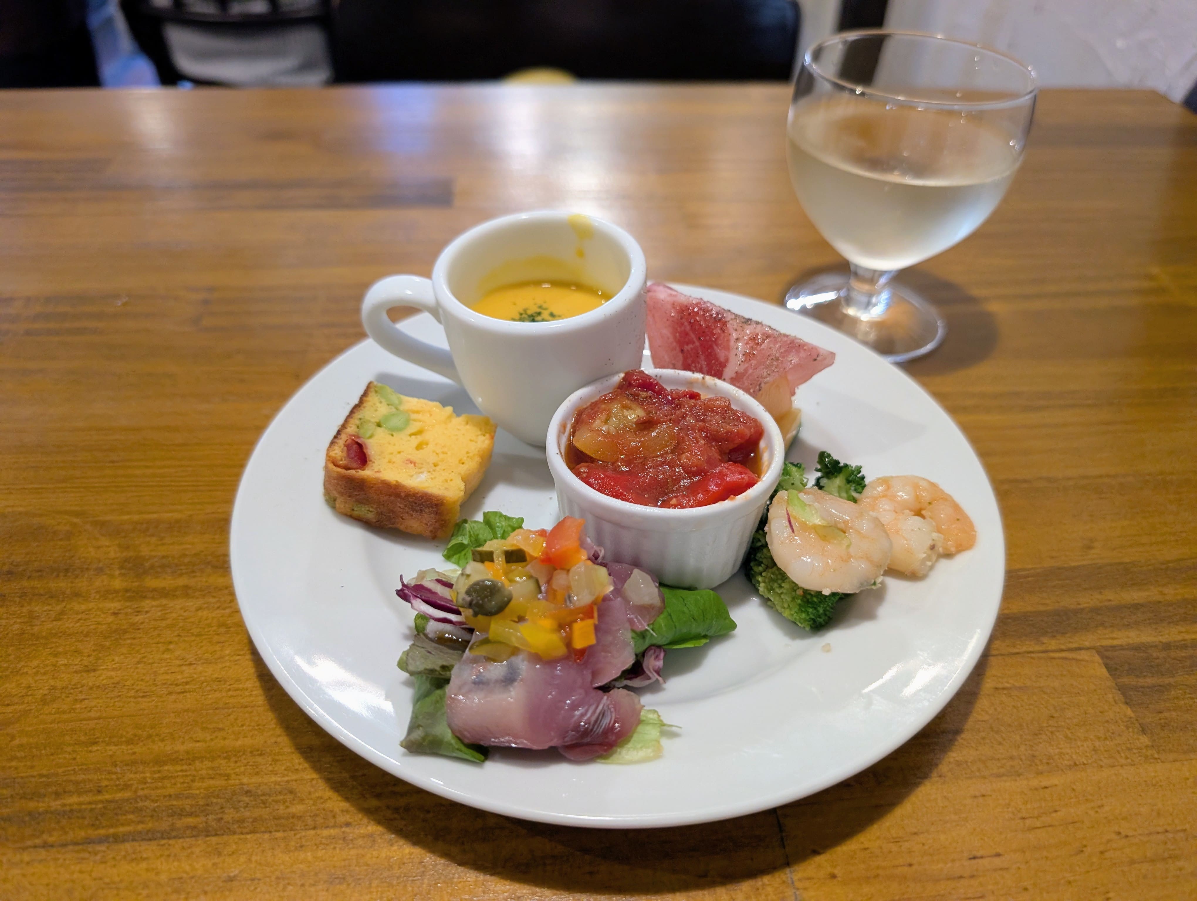 【大船】ビストロ ヒュッテ＠豊富なランチメニューが魅力！前菜6種付きで気軽に楽しめるビストロ